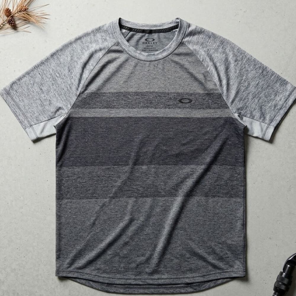 Oakley Men's XL Striped Performance T-Shirt Athletic Activewear Gym Running